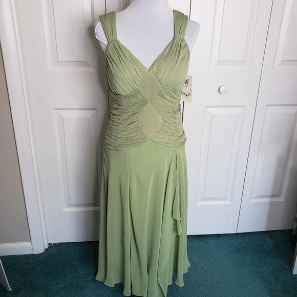 Sangria Green Sleeveless Formal Dress Size 12 - Picture 2 of 11